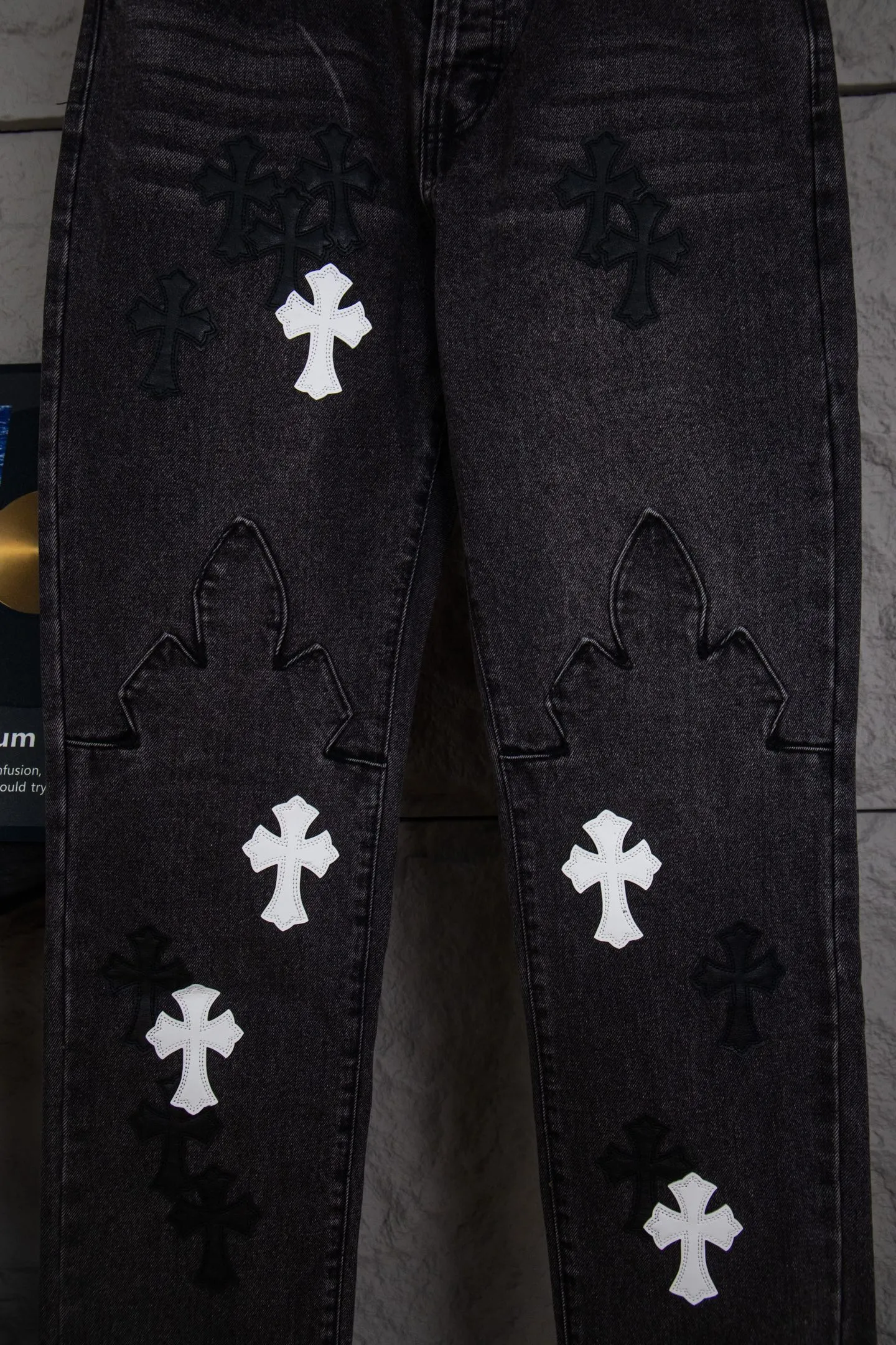 P300 top version Chrome hearts new city-limited flame gray jeans Chrome hearts city-limited jeans Hardware customization Original development vintage levis American-made 501 black and gray base version Levi's American-made 501 base version Imported sheepskin 925 silver remake [Top heavy industry fashion design] Consistently high-street luxury style. Speaking of this style, the Zangyin family and GU family are definitely the leading representative brands. Especially the Zangyin family has really achieved a state-of-the-art effect in creating high-street style. The unique washed material is used to create this style. The color system is already quite eye-catching. After it is decorated with patchwork cross flowers, it cleverly highlights the charm of the brand. Secondly, this style uses classic The high-waist cutting design highlights the long legs and fashionable temperament of the upper body. The brand is highly recognizable and the slim fit configuration is more suitable for daily wear. It is a product that interprets personality, fashion, and specifications at a glance. This single product is enough to make any fan excited. It can be a white T-shirt for a youthful college style, or a tight suspender for a royal style. It has strong matching ability and can be easily controlled by men.  [Materials and craftsmanship] Needless to say, this point goes without saying. As an excellent craftsman brand, Zangyin’s requirements for details and craftsmanship are really perfect. The washed color of this model has gone through so many processes, not to mention the embellishment of denim appliques. It is also purely hand-made and sewn. Just like what they believe in, only hand-made things have soul and have the meaning of wear. A top-notch heavy-duty fashionable denim item, I look forward to your perfect interpretation! !  Color: Black Size: 28 30 32 34 36